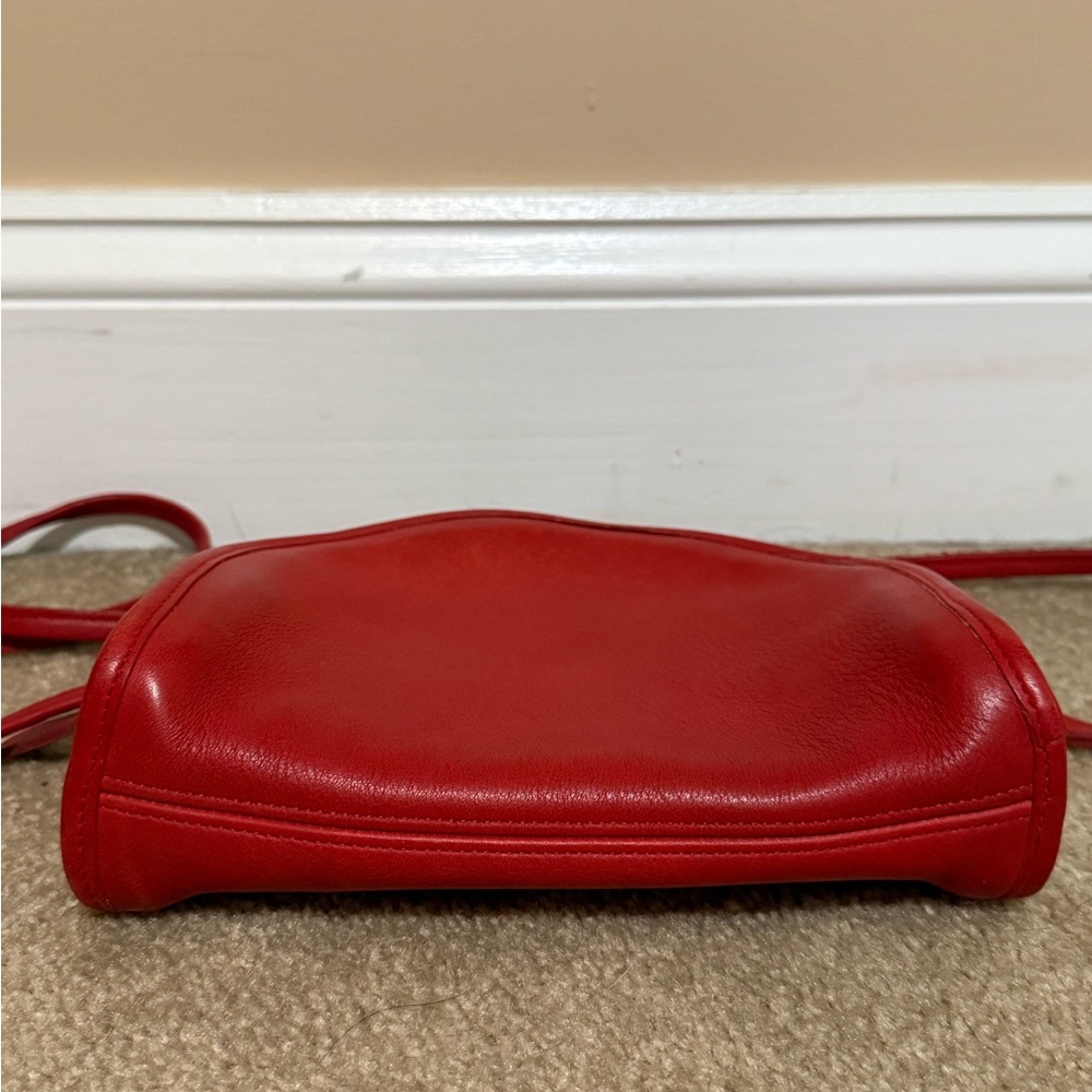 vintage Coach Kimball half-moon crossbody bag made from red leather. - Picture 3 of 5